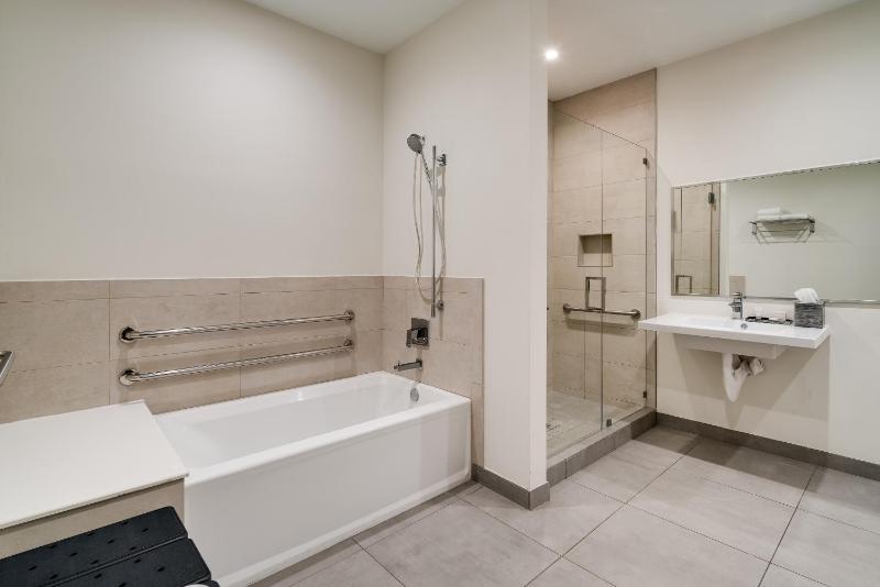 Accessible One Bedroom Suite King image 4