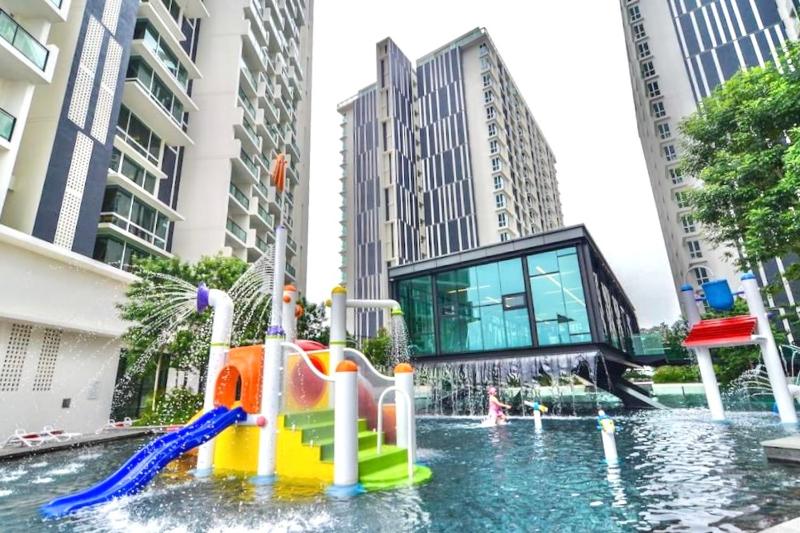 TheShore LUXURY 4+1BR Penthouse/8-12pax/Pool Table/DirectToMall/Jonker 10min - image 20