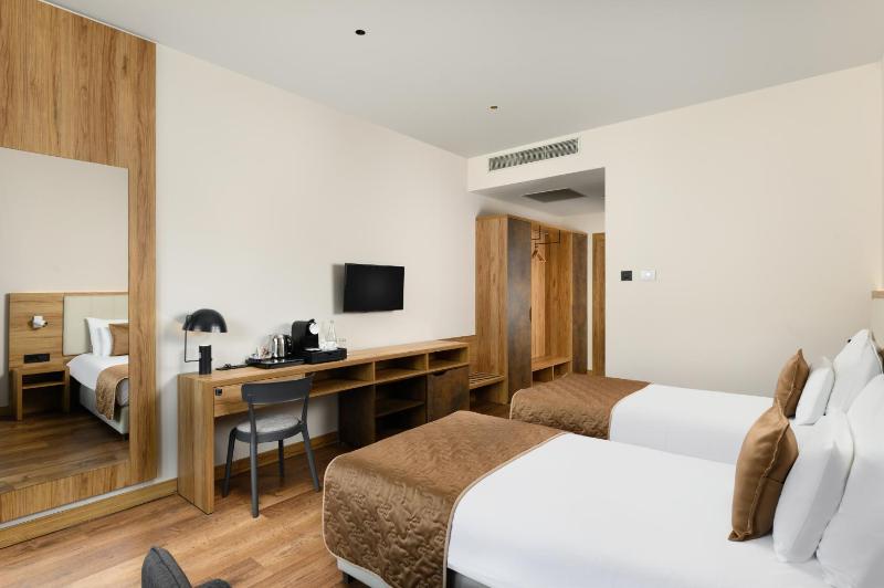 Superior Room with Two Single Beds and Balcony image 3