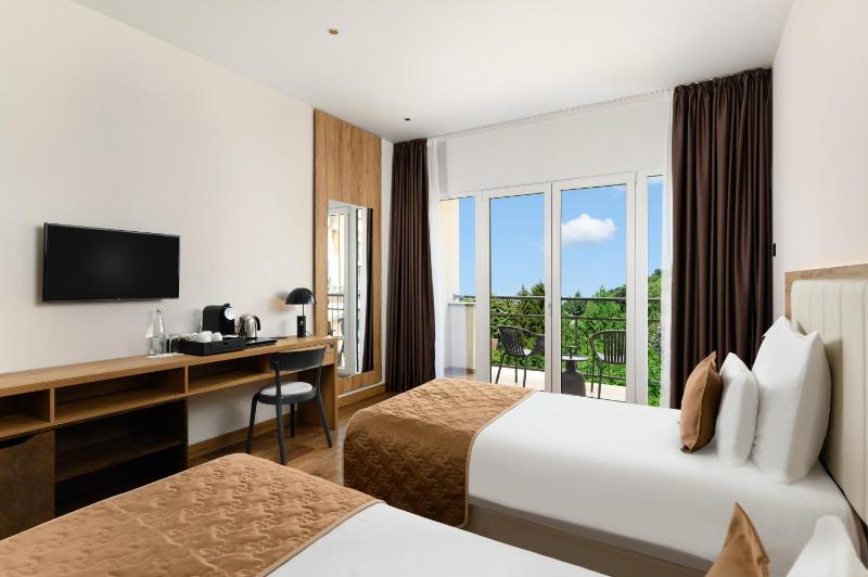 Standard Room with Two Single Beds and Balcony image 3