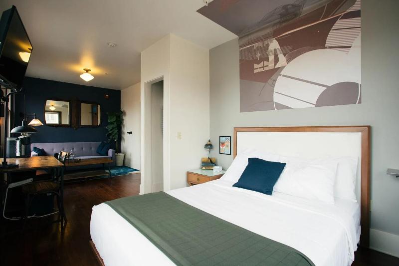 Deluxe Room image 3