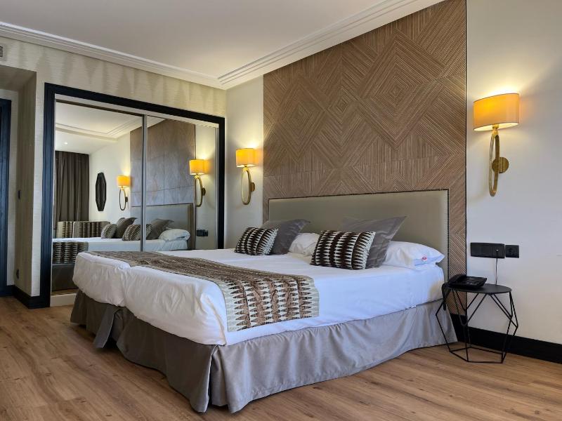 Twin Room with Sea View image 4