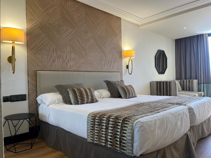 Twin Room with City View image 3