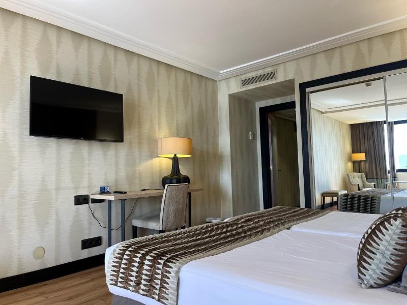 Twin Room with Sea View image 3