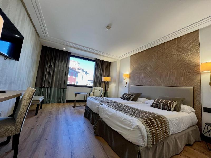 Twin Room with City View image 1