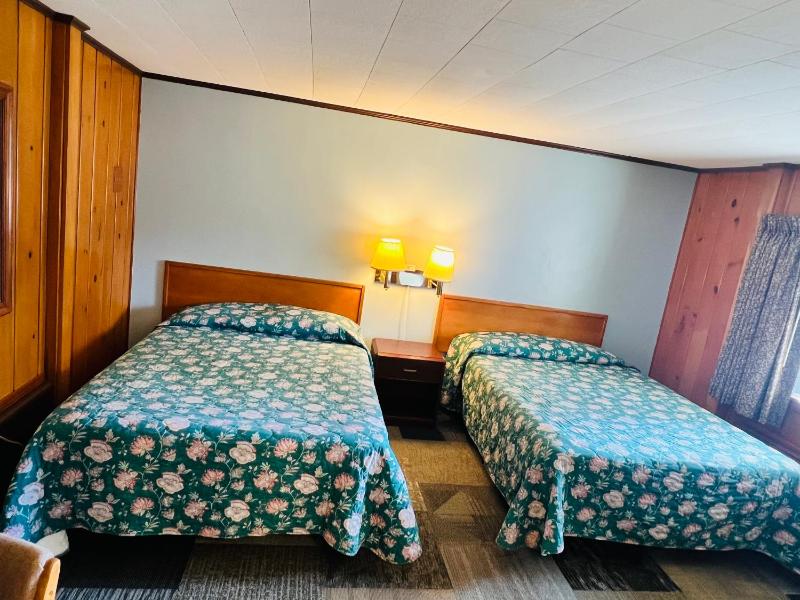 Queen Room with Two Queen Beds image 2