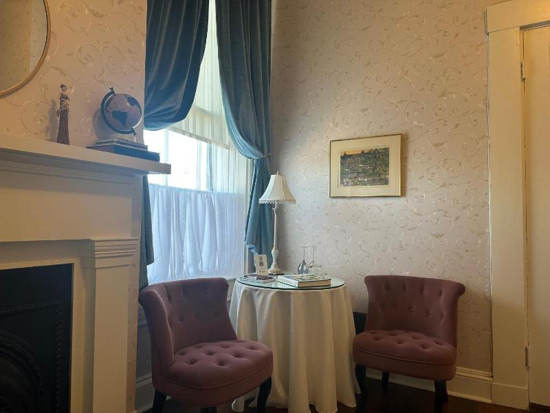 Queen Room image 3