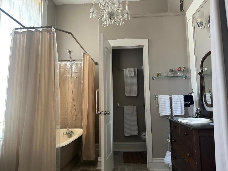 Deluxe King Room image 3