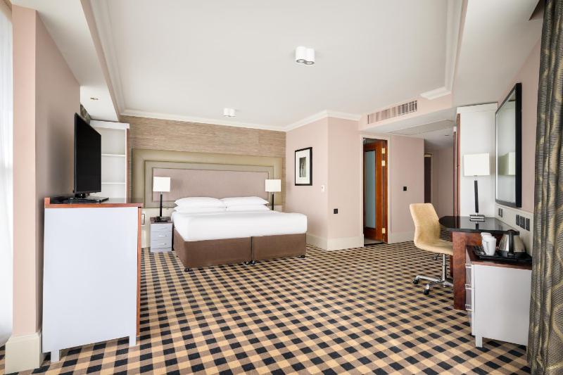 Queen Room image 3