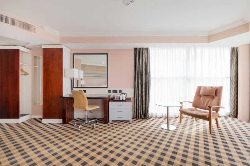 Queen Room image 4