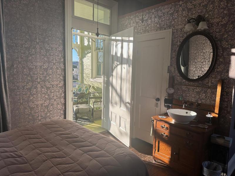 Queen Room with Balcony image 4