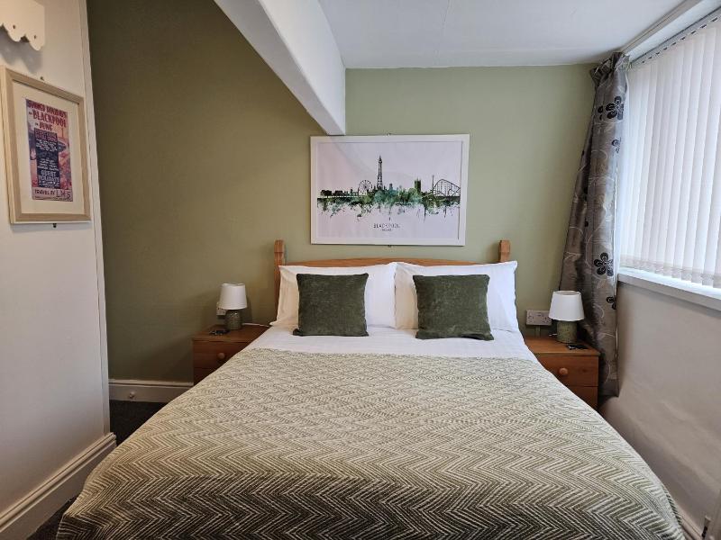 Double Room with Private Bathroom image 1