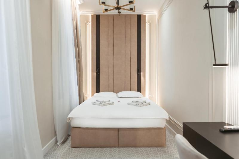 Deluxe Double Room with Balcony image 2