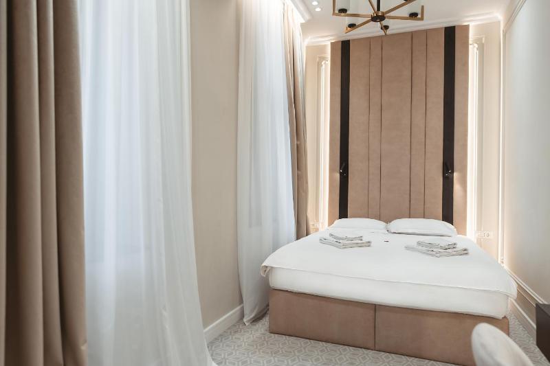Deluxe Double Room with Balcony image 3