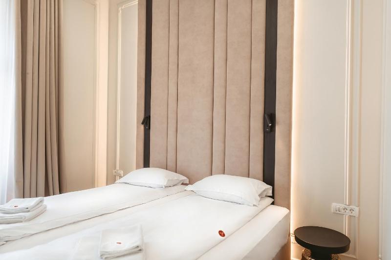 Deluxe Double Room with Balcony image 4