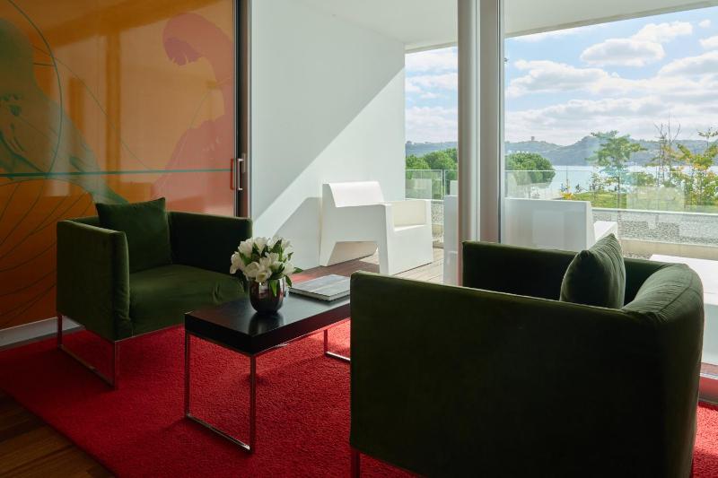 Double Room with Balcony image 3