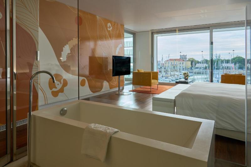 Deluxe Double Room with Balcony image 3