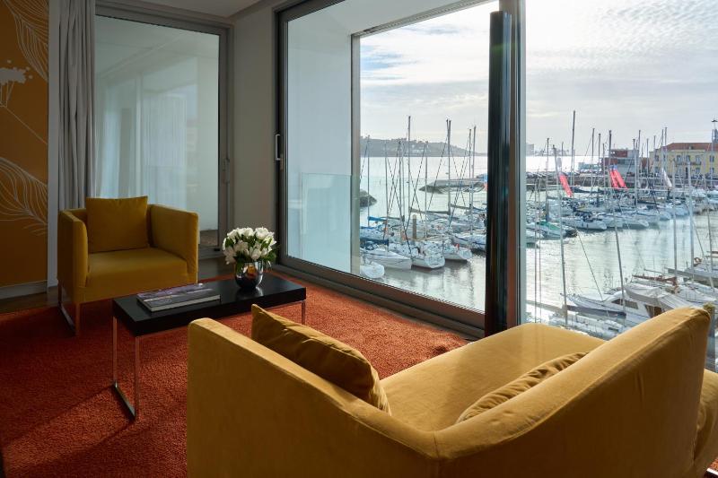 Deluxe Double Room with Balcony image 2