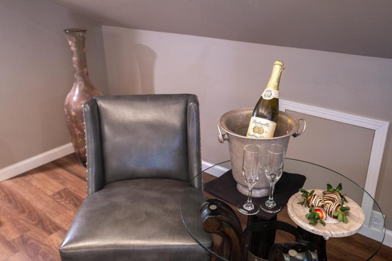Happiness Deluxe Couples Spa Room image 4