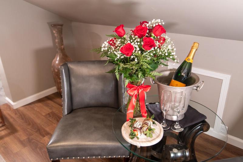 Happiness Deluxe Couples Spa Room image 2
