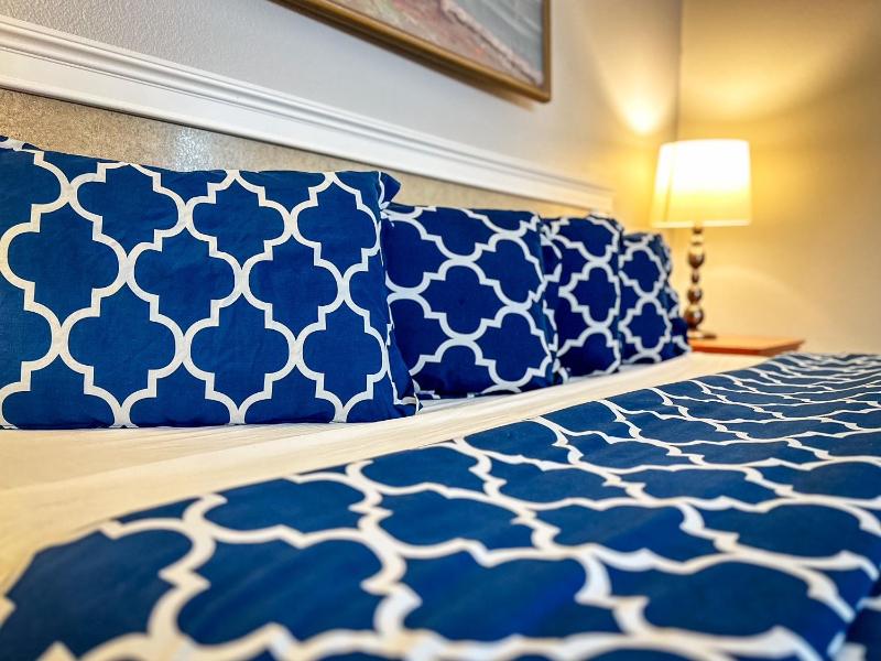 Americas Inn & Suite - image 12