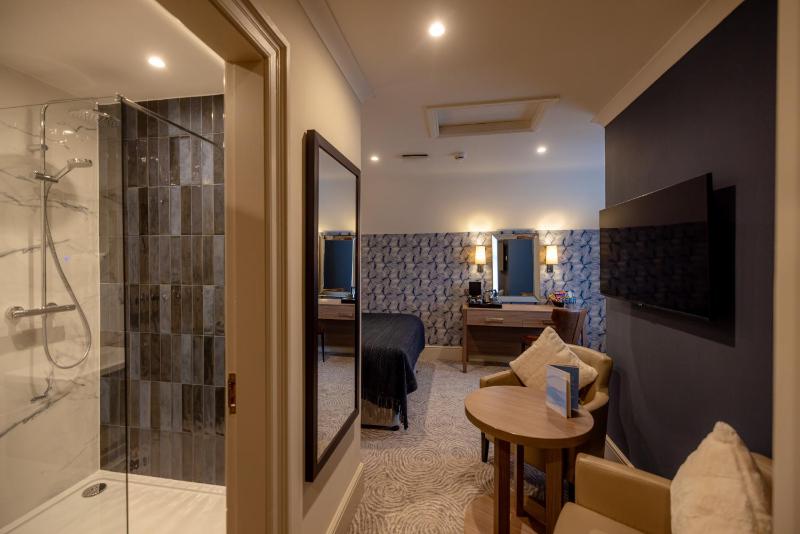 Deluxe Double or Twin Room with Sea View image 3