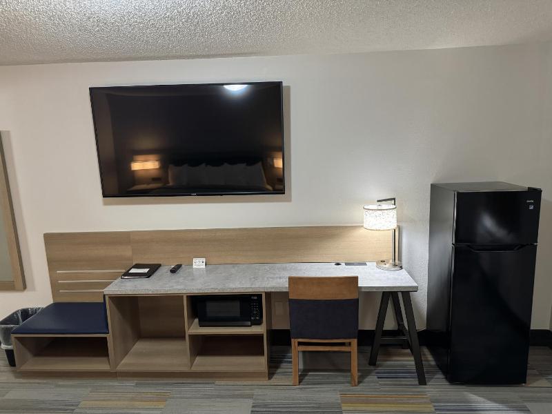 Standard Queen Room image 3