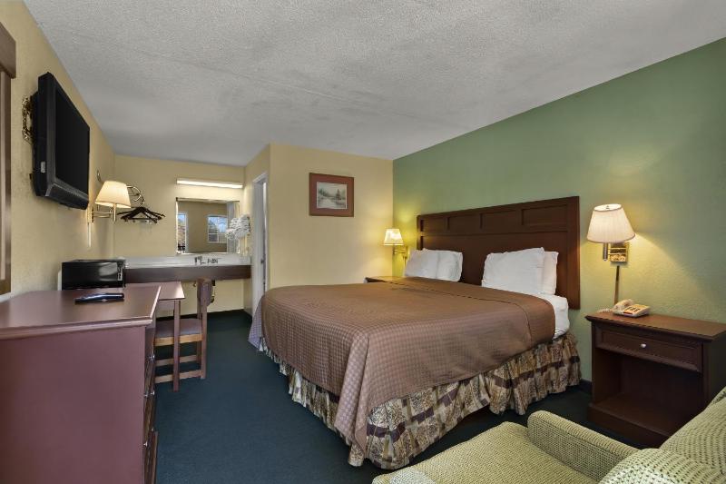 One King Bed Non-Smoking image 3