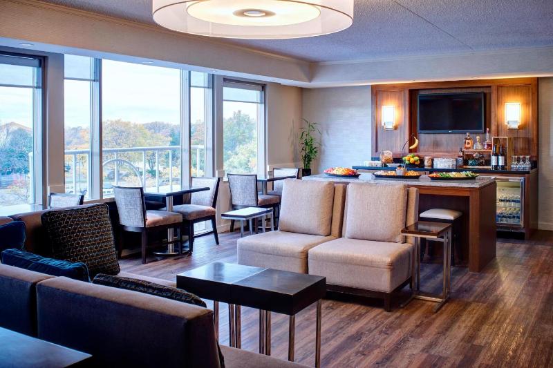 King or Double Room with Concierge Lounge Access image 2