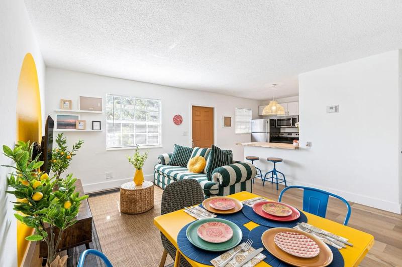 Lovely 2 BR condo in Sailboat Bend Images