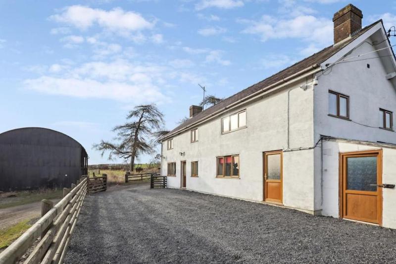 Upper Caerfaelog Farmhouse Images