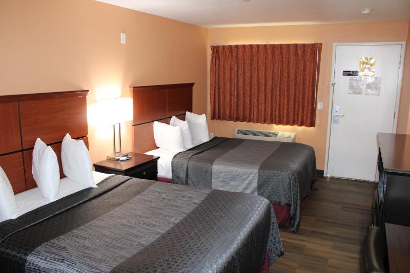Queen Room with Two Queen Beds image 4
