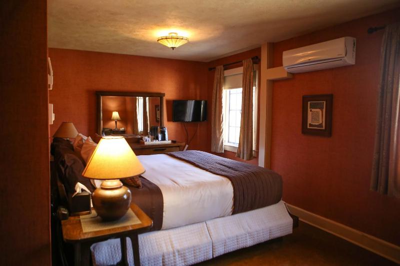 Standard King Room image 3