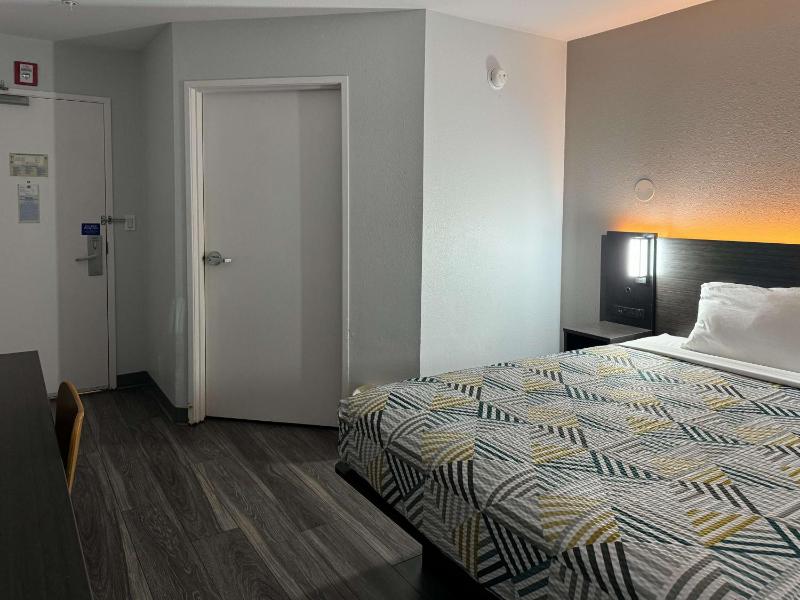 Queen Room image 2