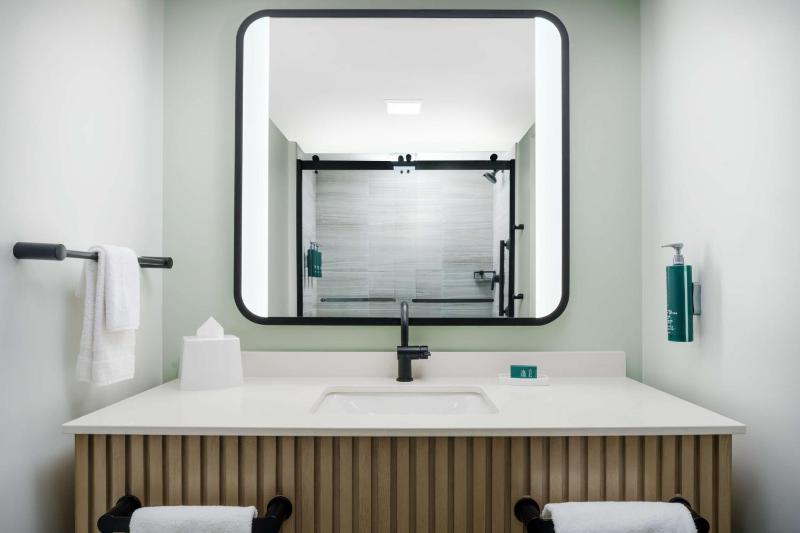 King Room with City View - Top Floor image 2