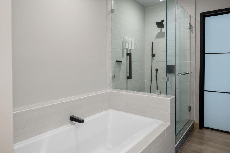 Executive Suite City View, Balcony image 4