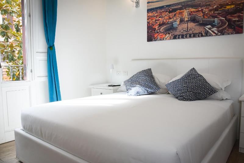 Double Room image 3