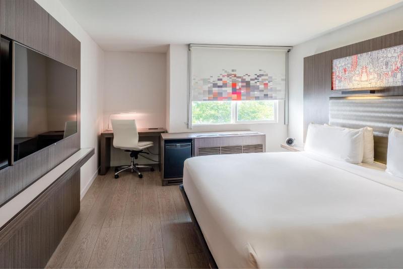Savvy Guest Room, Larger Guest room, 1 King image 4