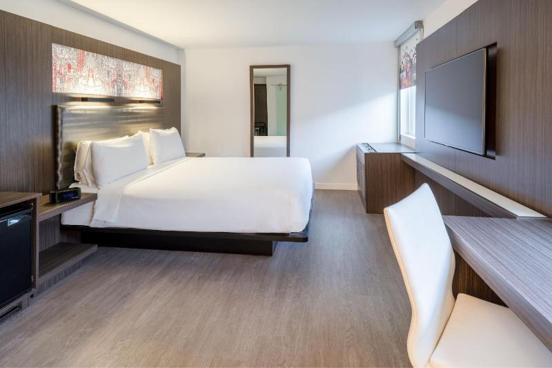 Breezy Guest Room, Guest room, 1 King image 3