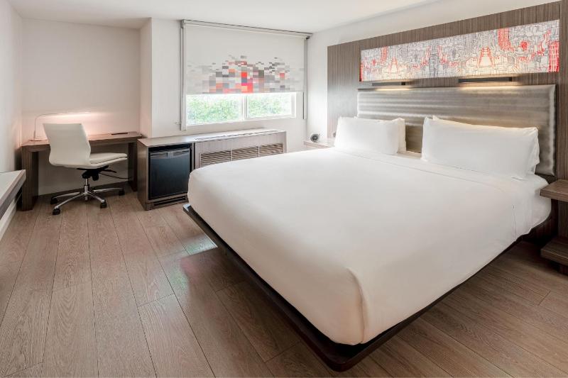 Savvy Guest Room, Larger Guest room, 1 King image 4