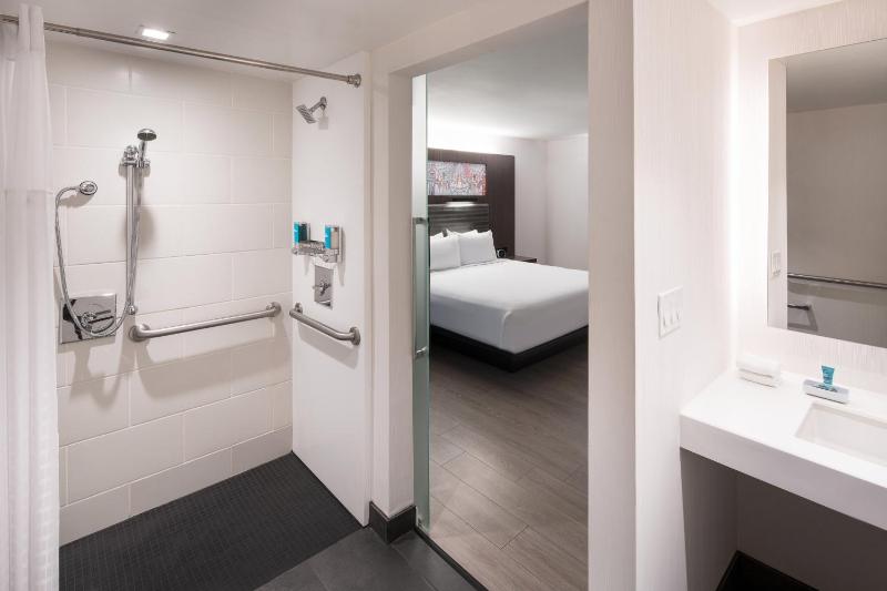 Aloft Guest Room, Guest room, 1 King image 4