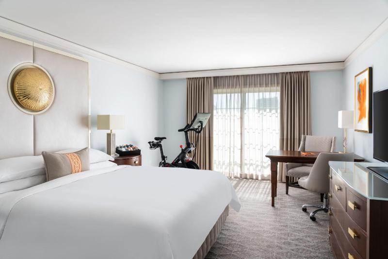 Peloton, Guest room, King