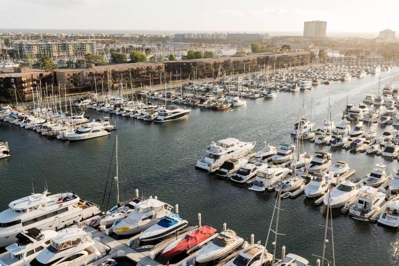 1 Bedroom Executive Suite with 1 King bed, Sofa bed and Marina view image 2