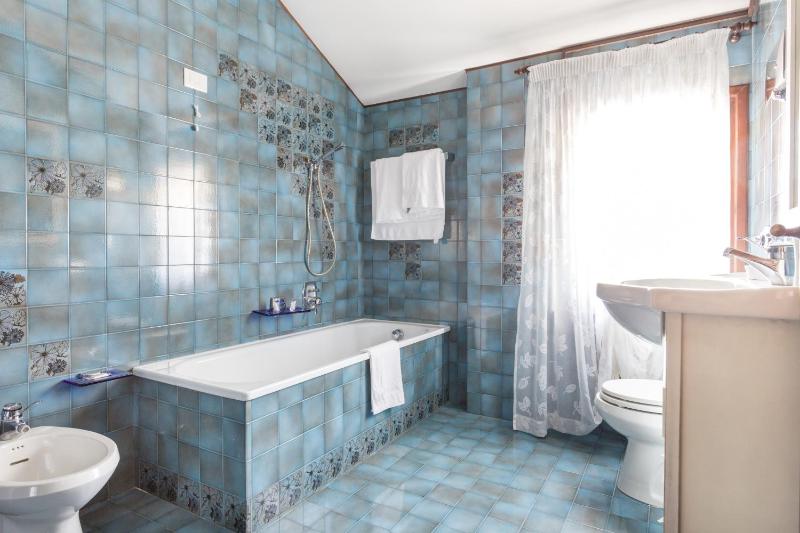 Two Connecting Double Rooms image 3