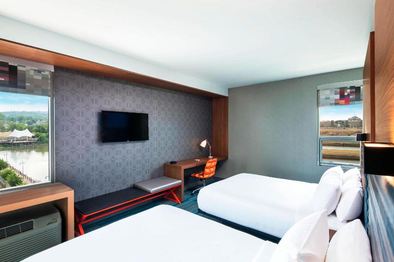 Guest room, 2 Queen, Harbor view, Corner room image 3