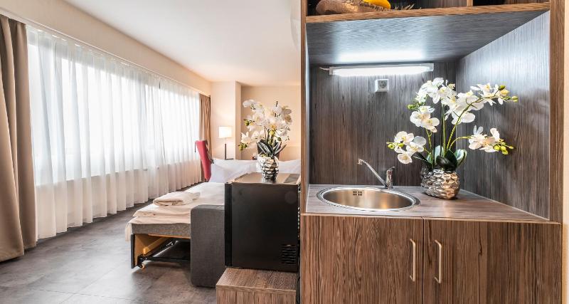 One-Bedroom Junior Suite with One Double and One Single Bed - Sofa Bed image 2