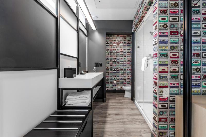 Urban Guest room with 1 King, City view image 2