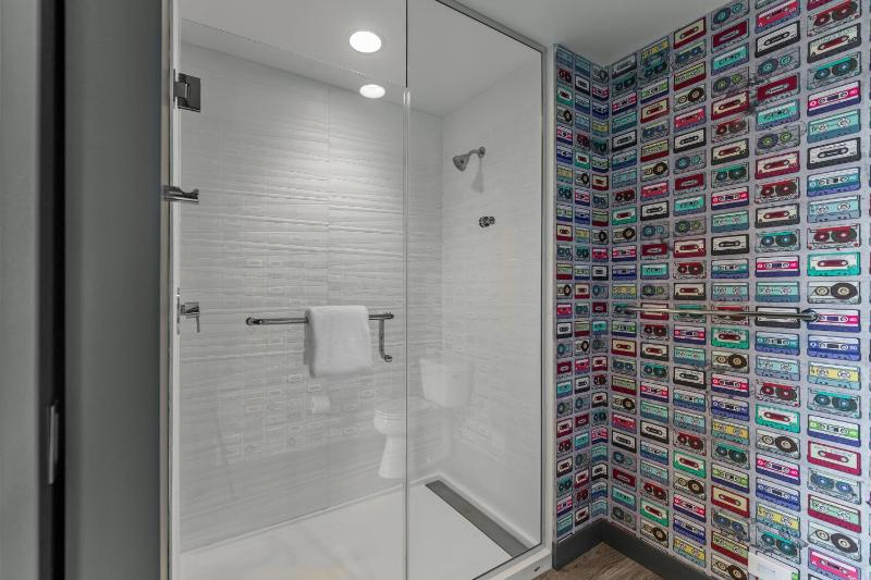 Aloft Queen Room image 1