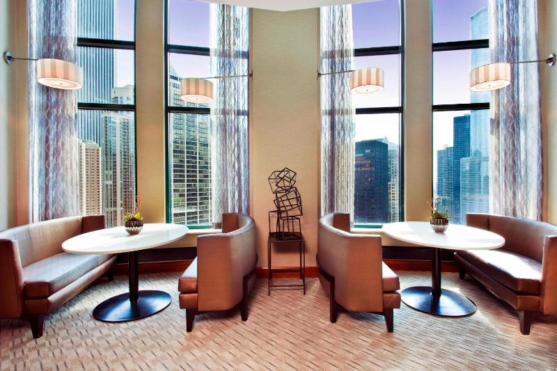 Club Double Room with City View - High Floor image 2