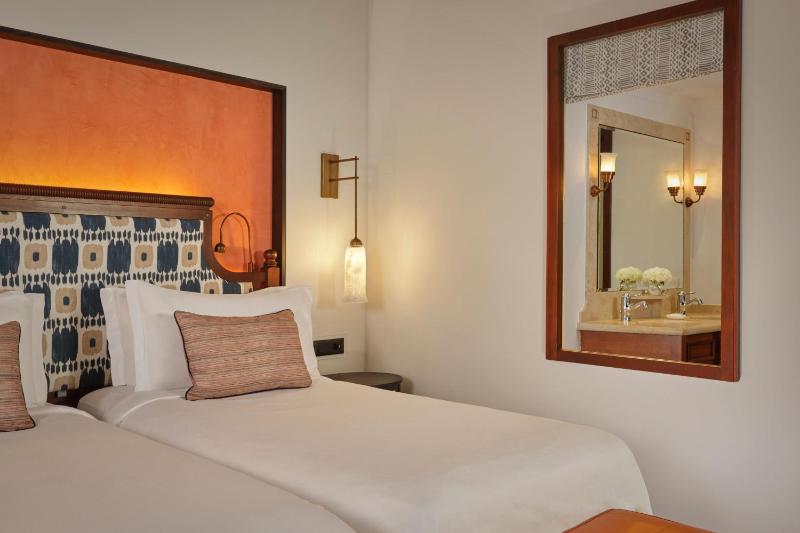 Deluxe Double Room with View image 4